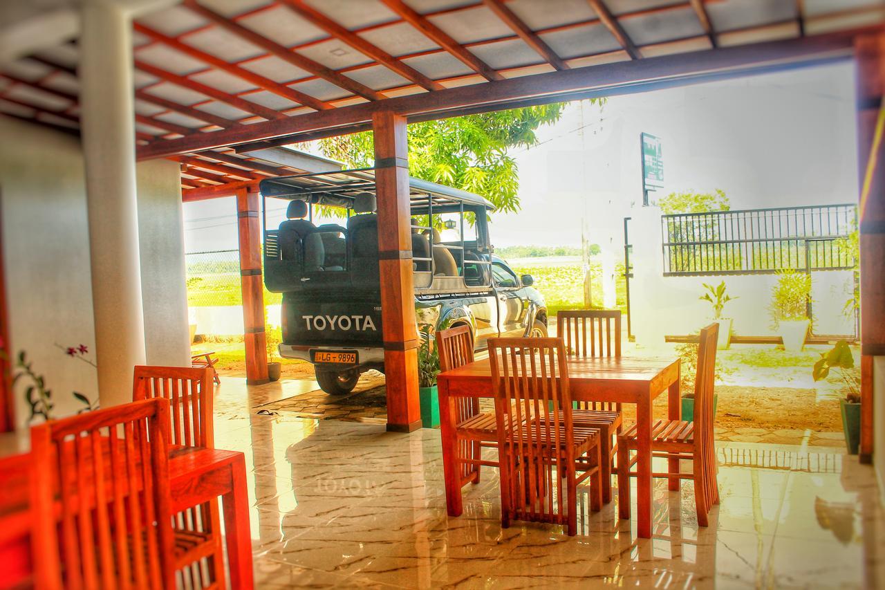 Hotel Tissamaharama Extérieur photo
